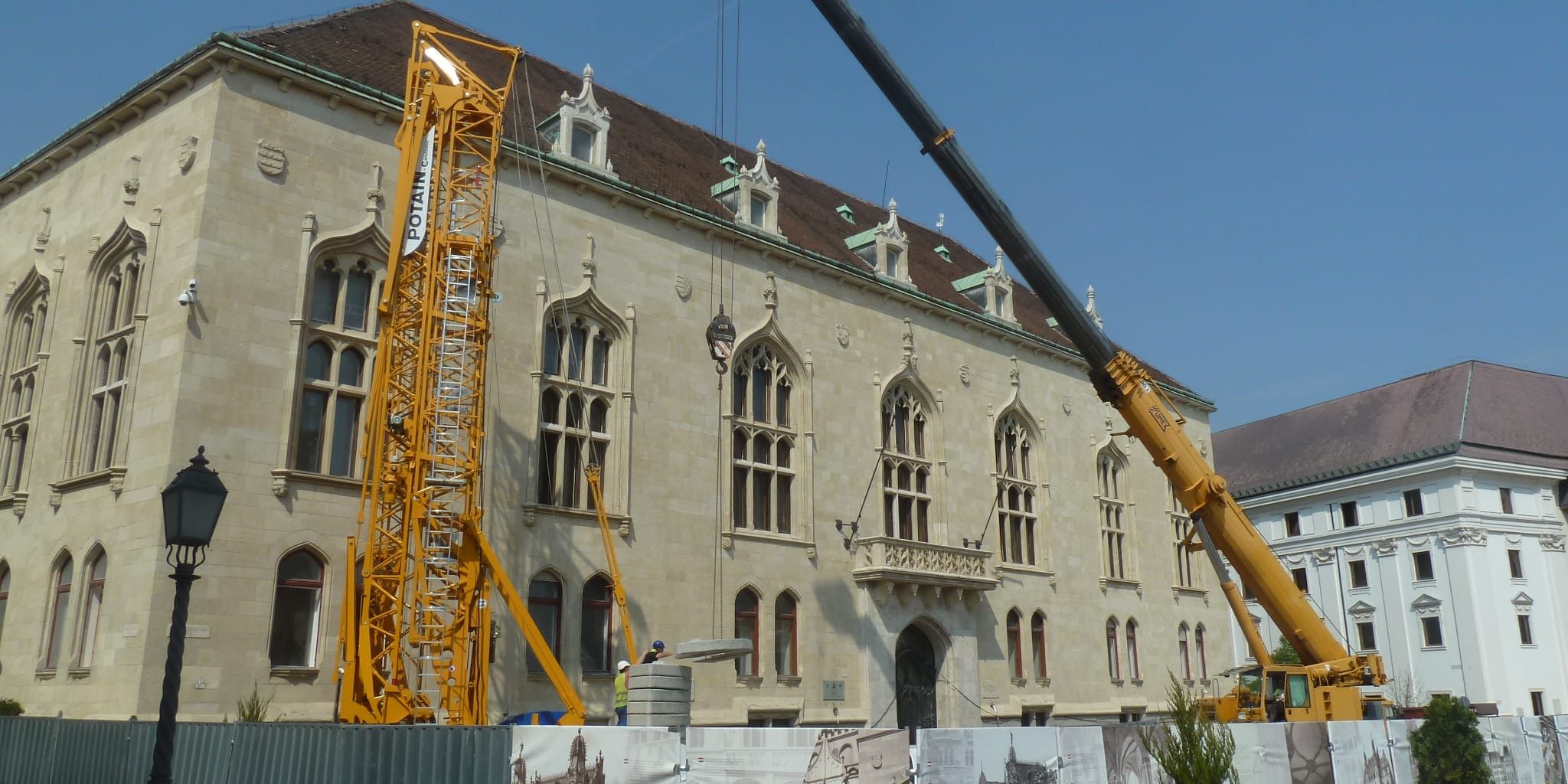 Az építési daru felállítása