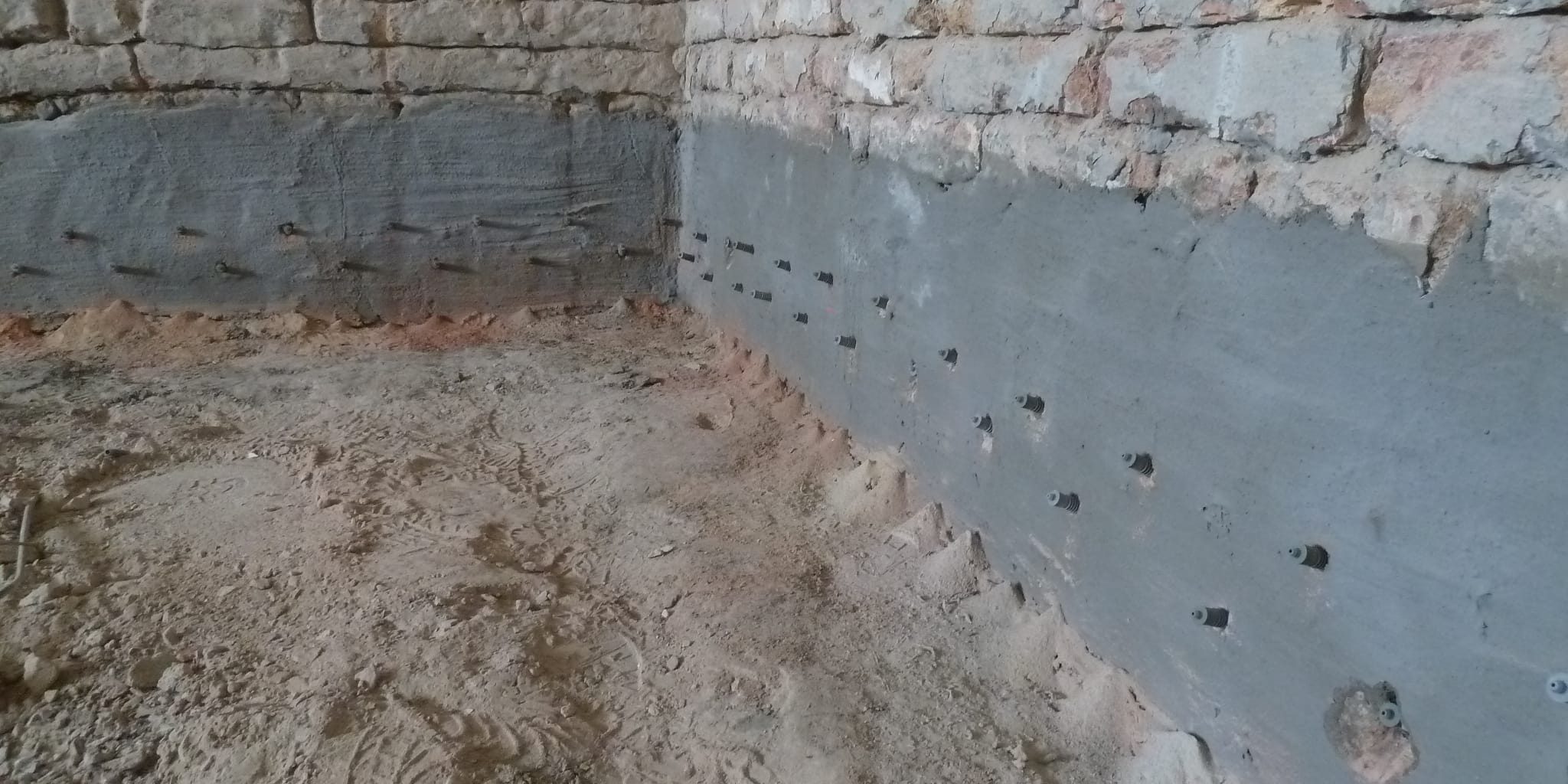 Vízszintes vízzárások az alagsori belső főfalakban