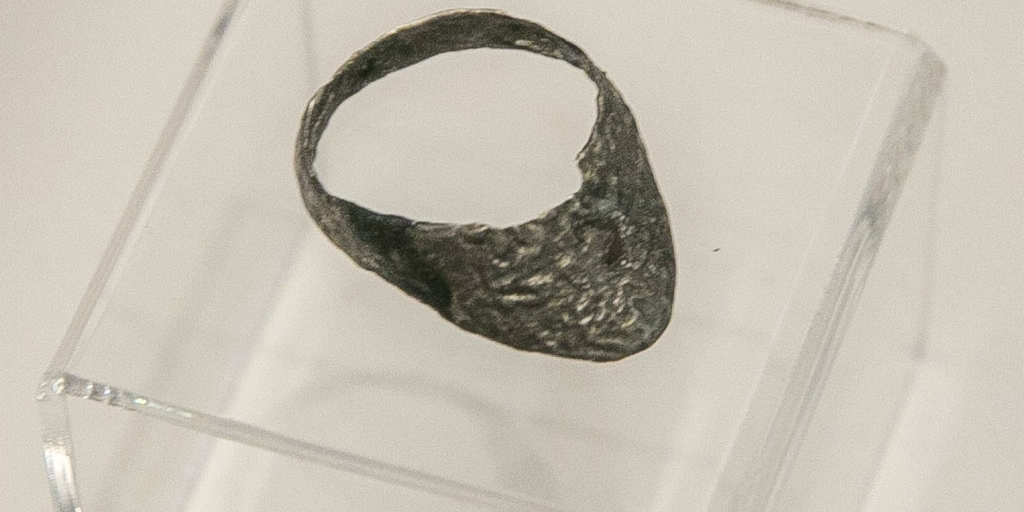 Ezüst íjászgyűrű a 17. századból