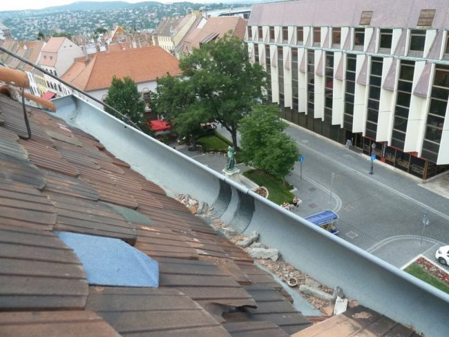 Sérült, elmozdult tetőcserepek