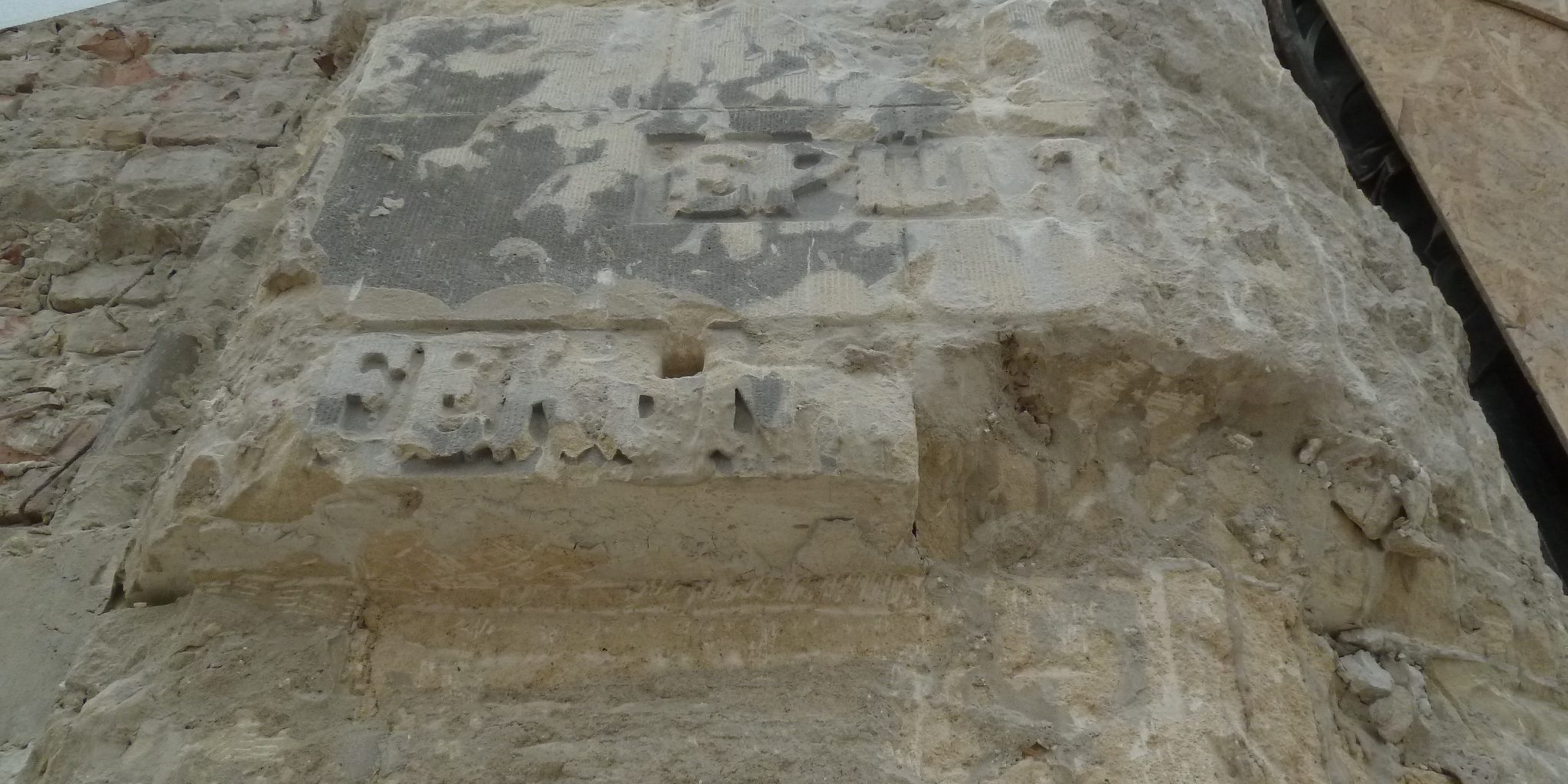 Előkerült eredeti felirat a kapuáthajtóról: "Épült Ferenc József..."