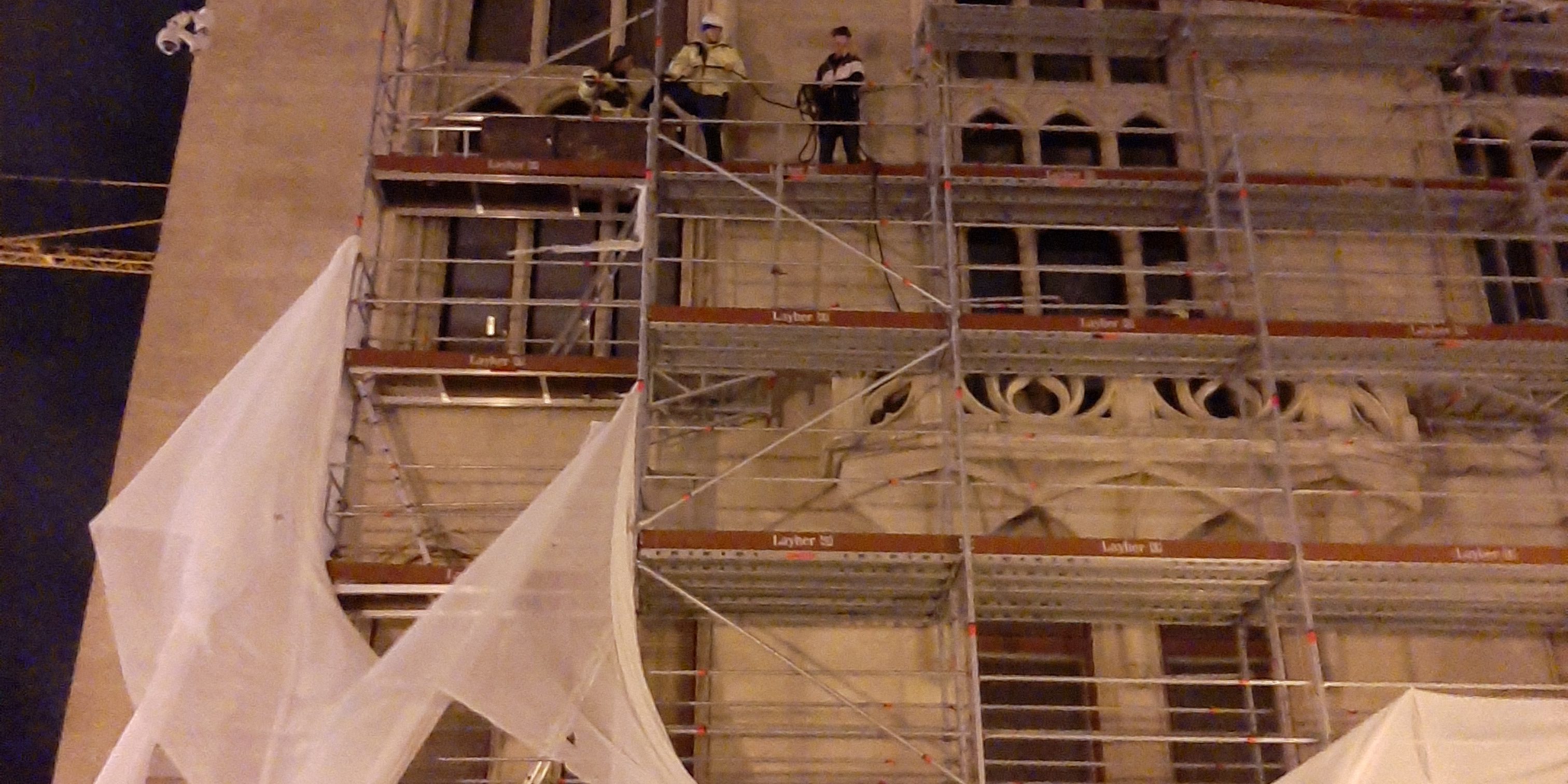 A kivitelező szakemberei visszabontják a sérült szakaszt