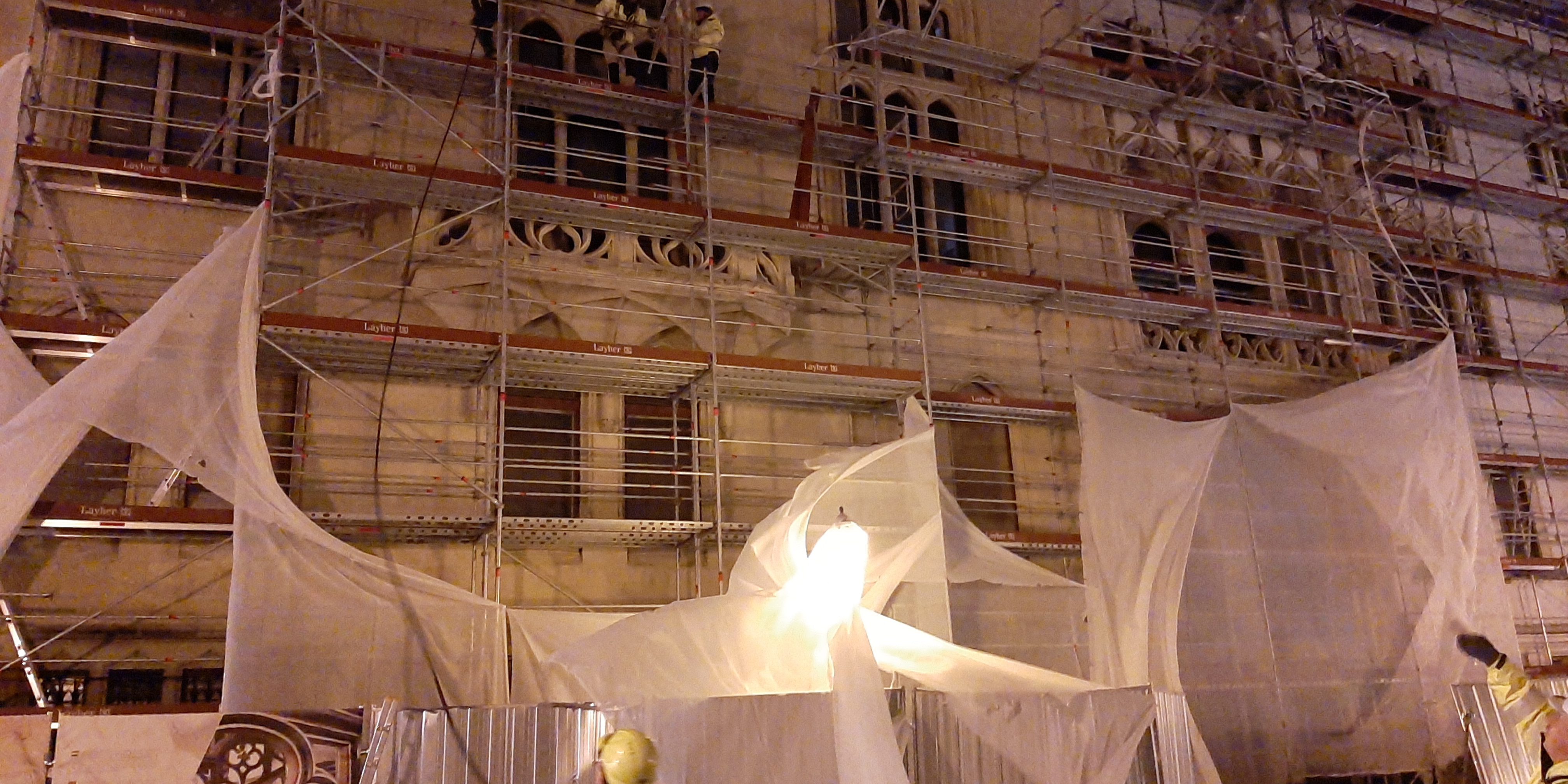 A kivitelező szakemberei visszabontják a sérült szakaszt