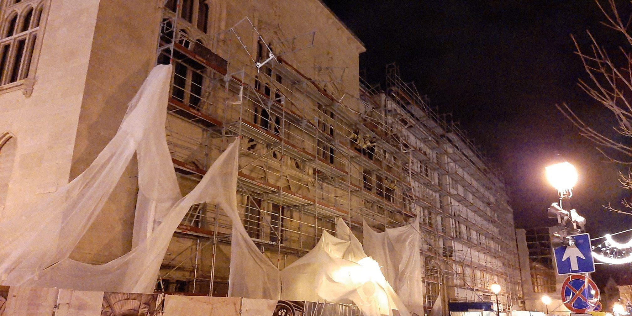 A szél által megbontott állványzat A szél által megbontott állványzat