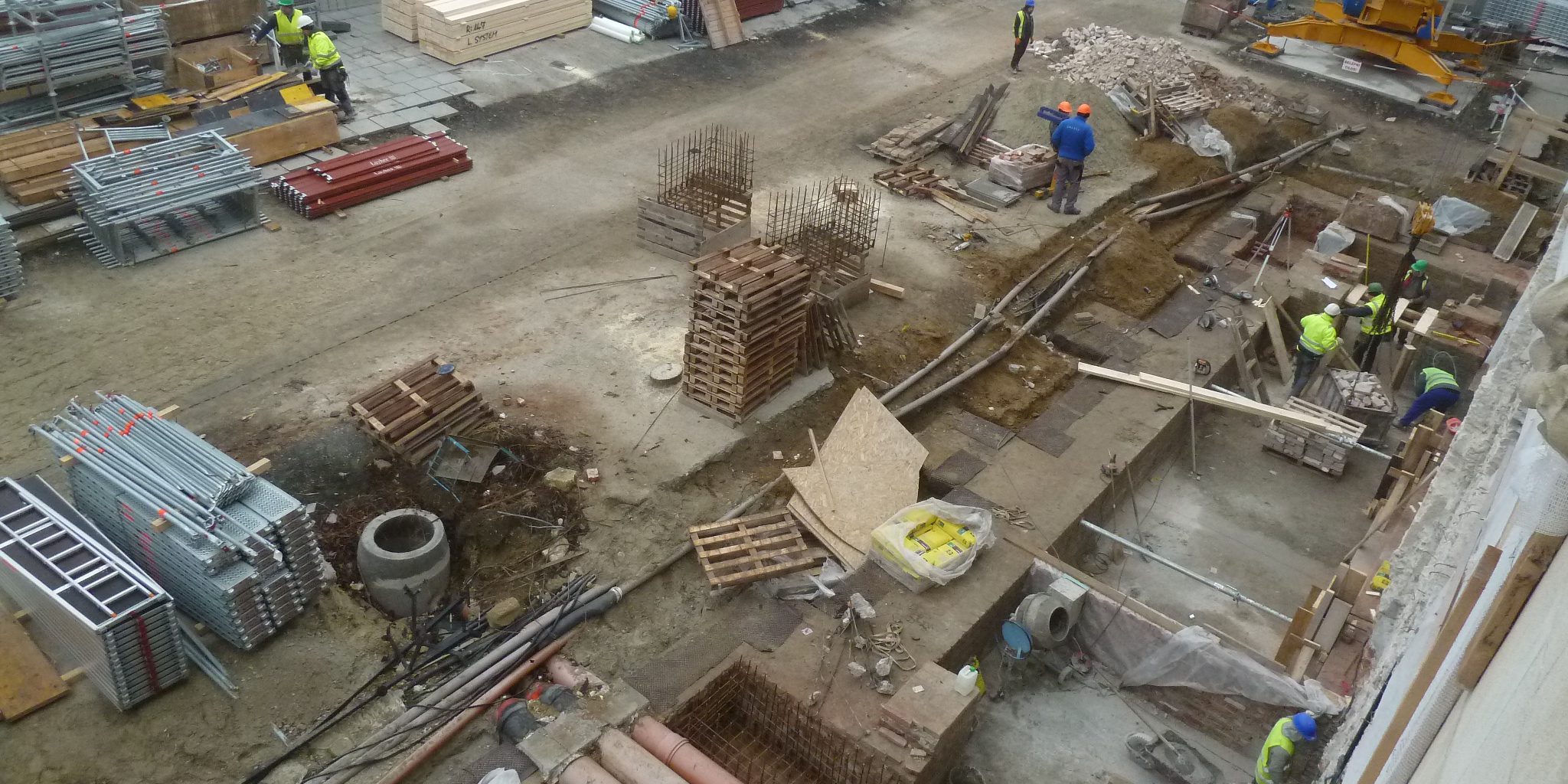 A Szentháromság tér képe: rizalitépítés felülről