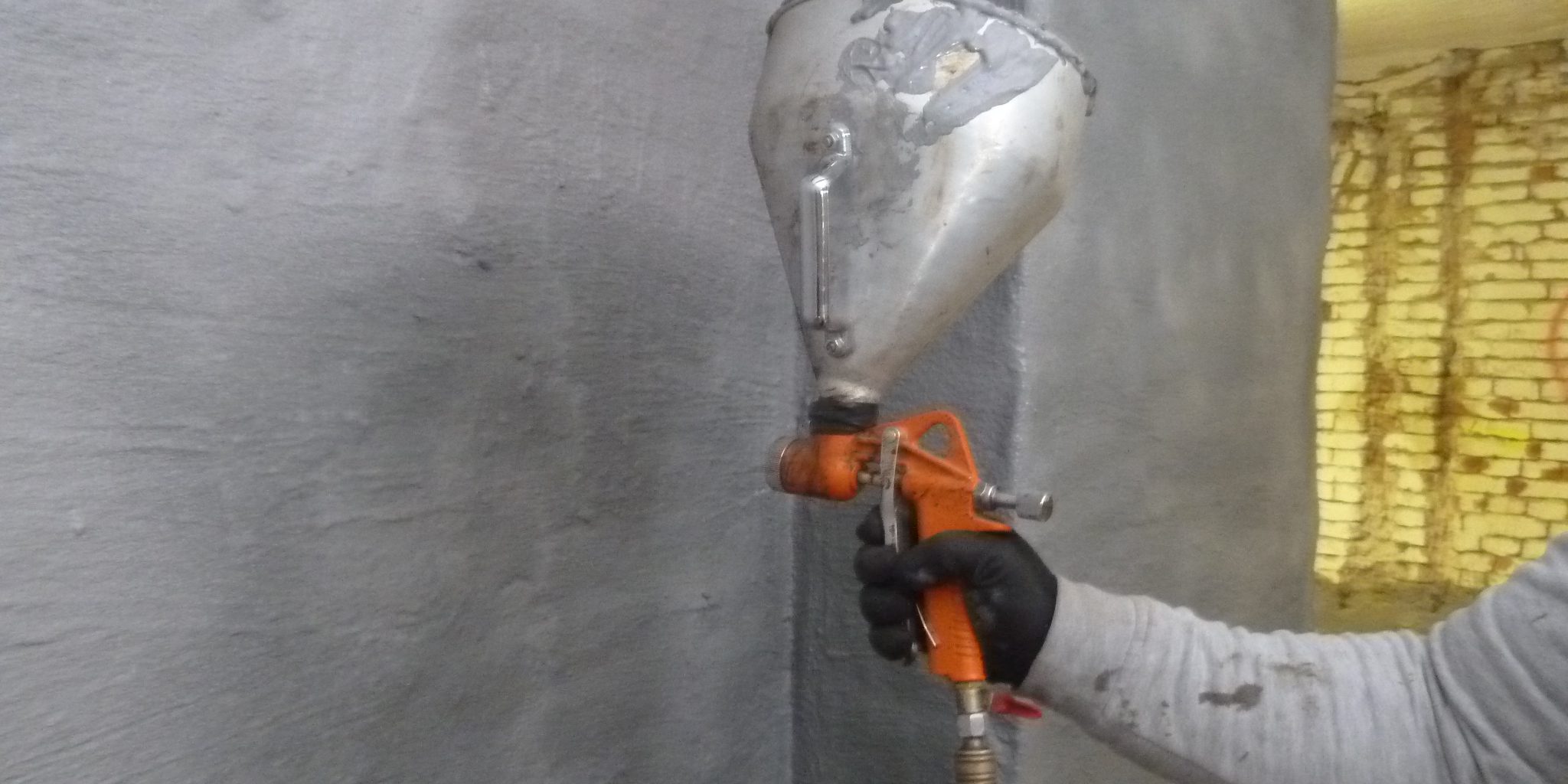 A polimerrel javított vastagbevonat felhordása szórófejjel