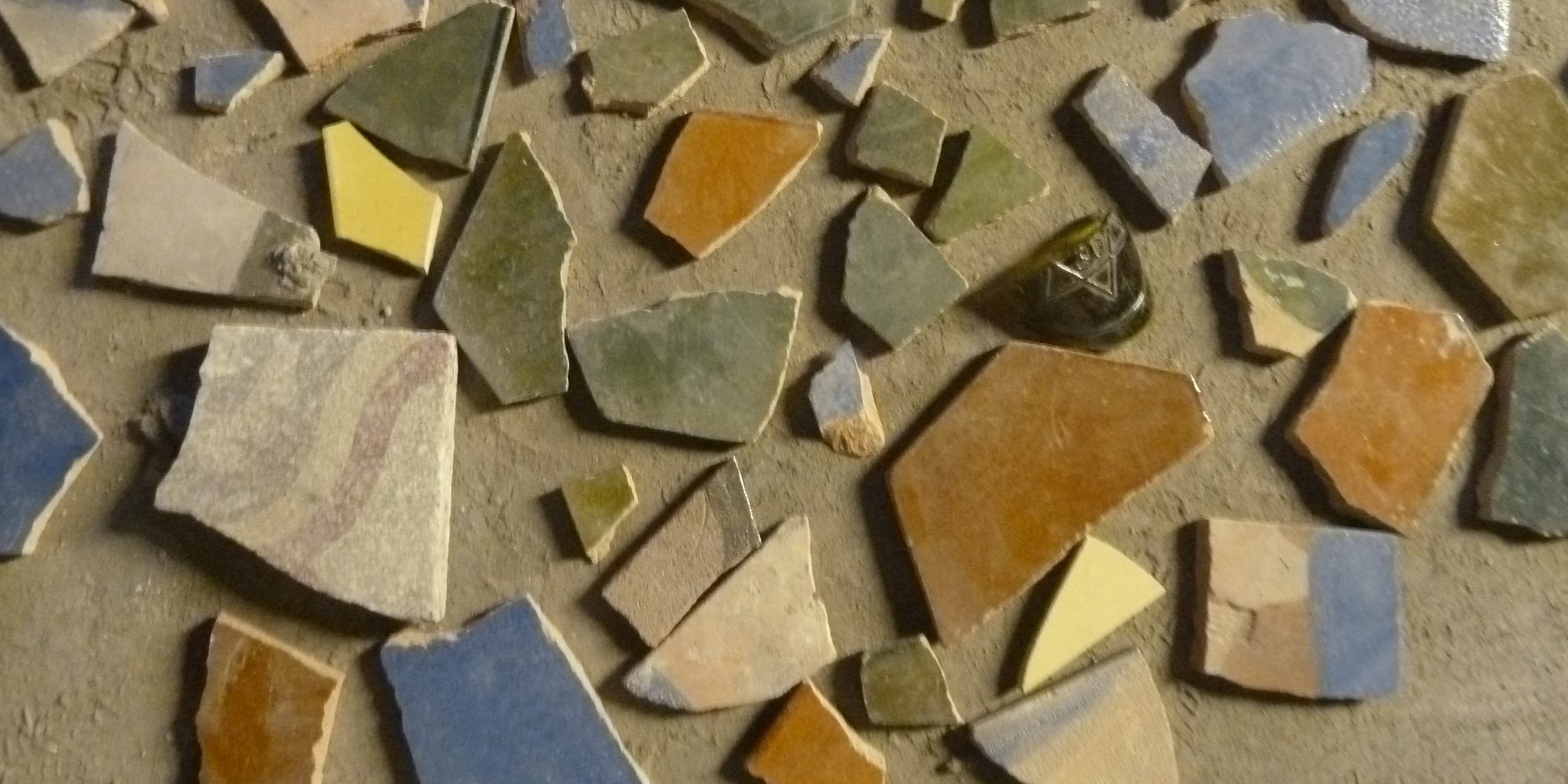 Födém feltöltésben talált tetőcserép és padlóburkolat töredékek