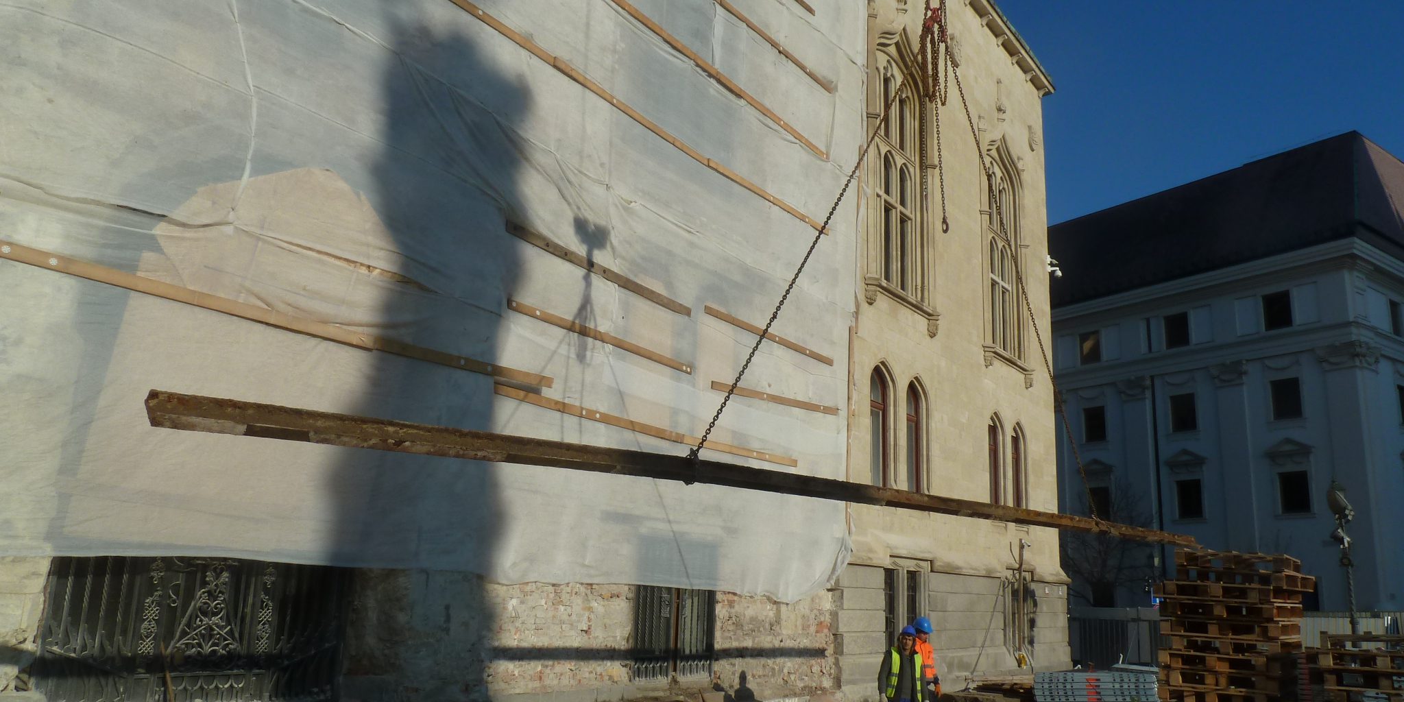 Rizalit alatti elhasználódott acélgerendák kiemelése