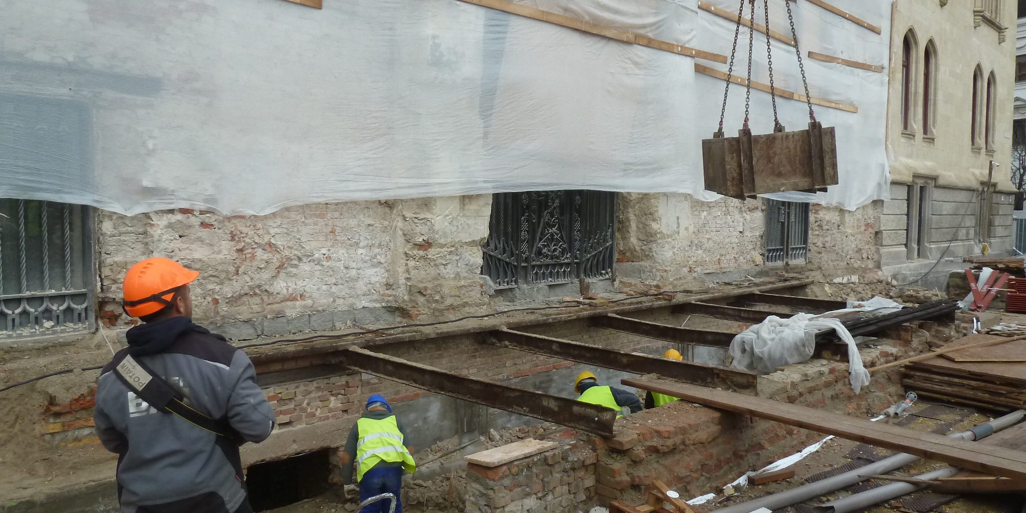 Rizalit alatti gépészeti akna falegyenének kialakítása