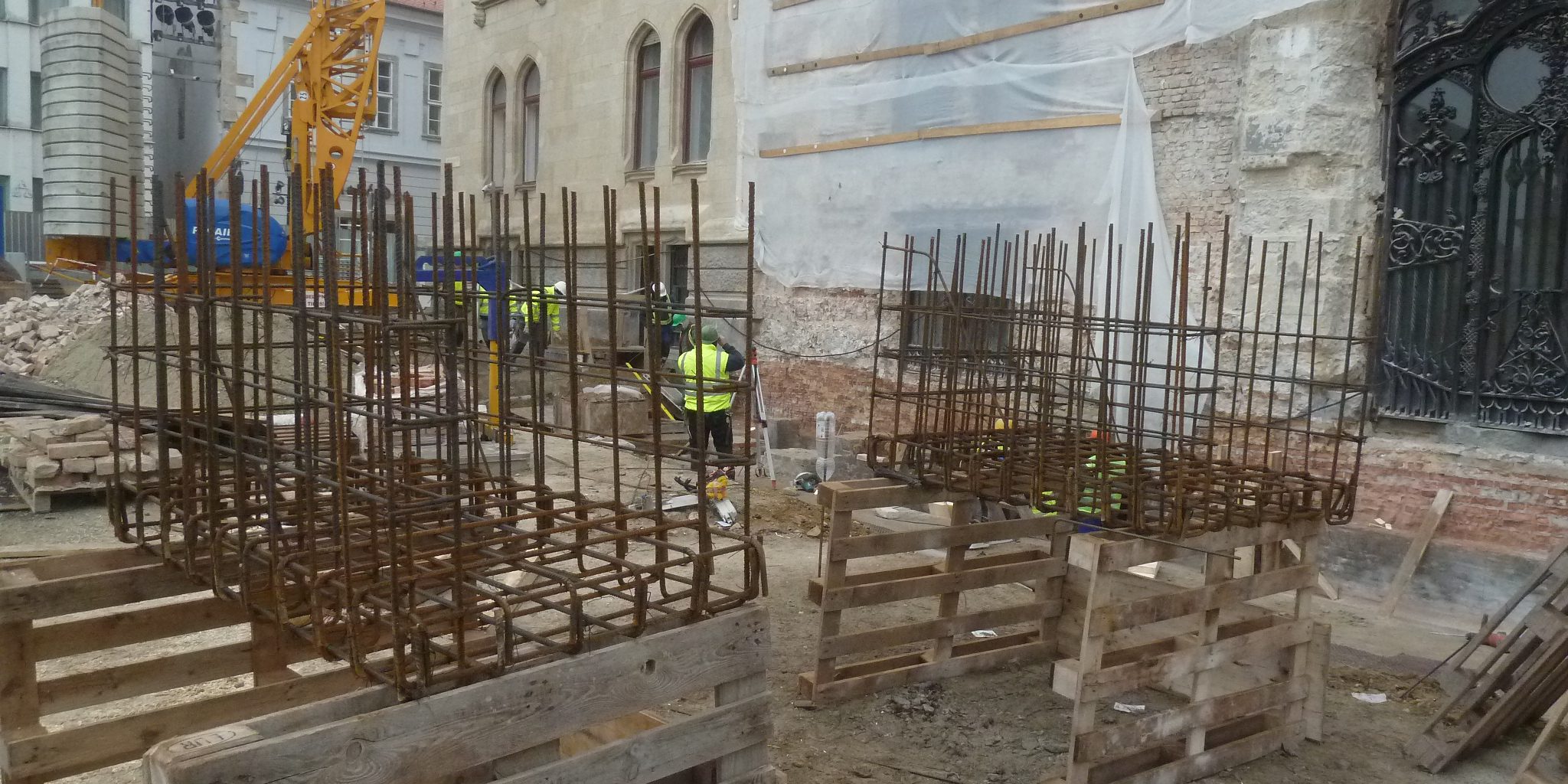 Rizalit pilléreiben csőfelállások kelyheinek vasszerelése