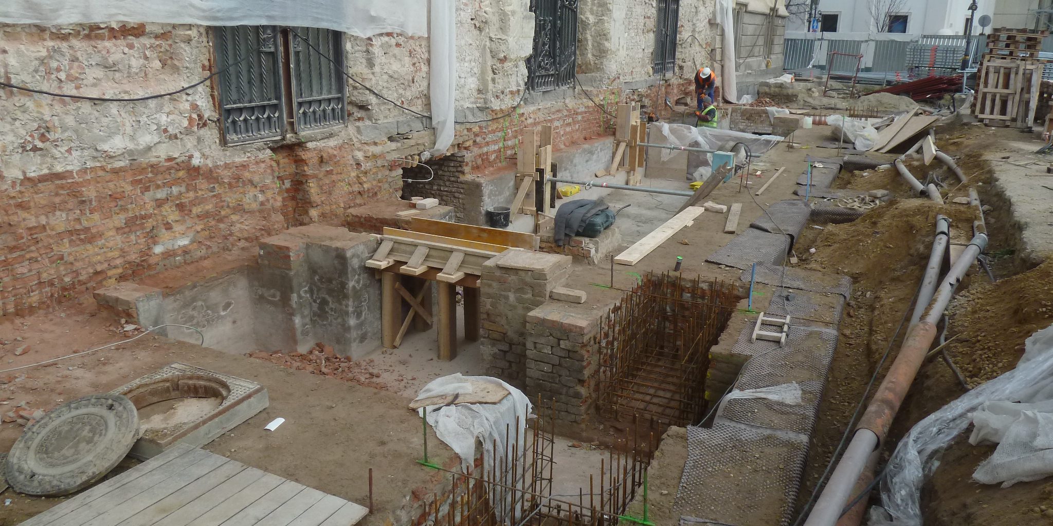 Rizalit pilléreiben csőfelállások kelyheinek vasszerelése II.