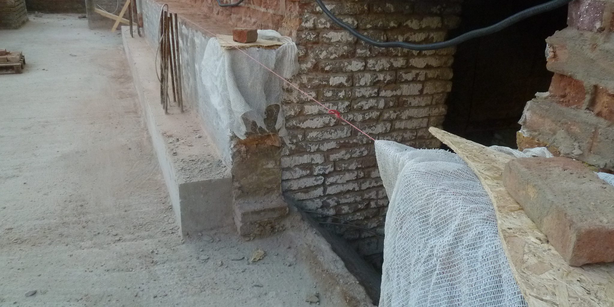 Rizalitnál a gépészeti akna falsíkjának pótlása és szintbehozása