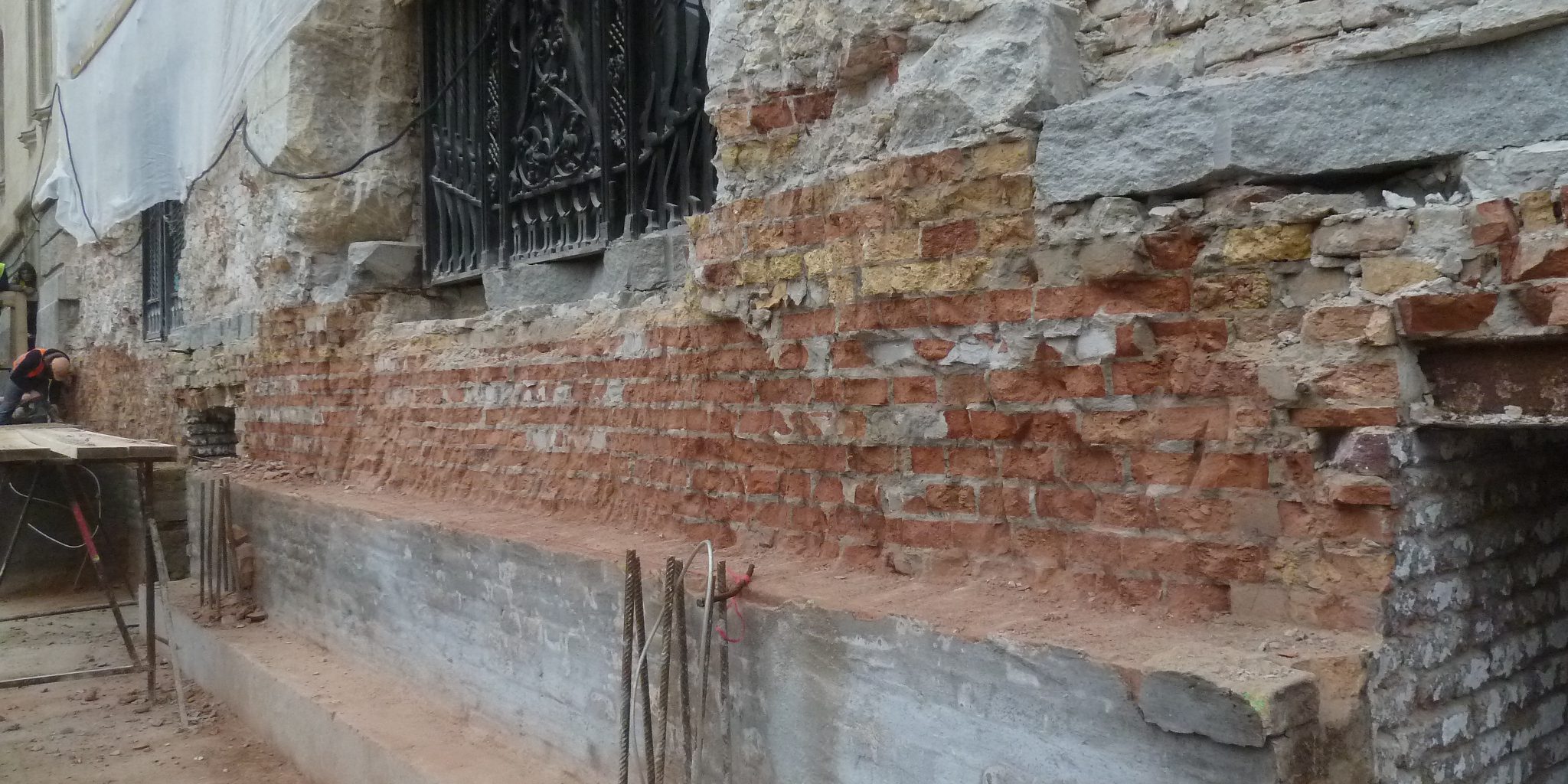 Szentháromság téri főhomlokzaton a gépészeti akna alatti fal síkba vésése