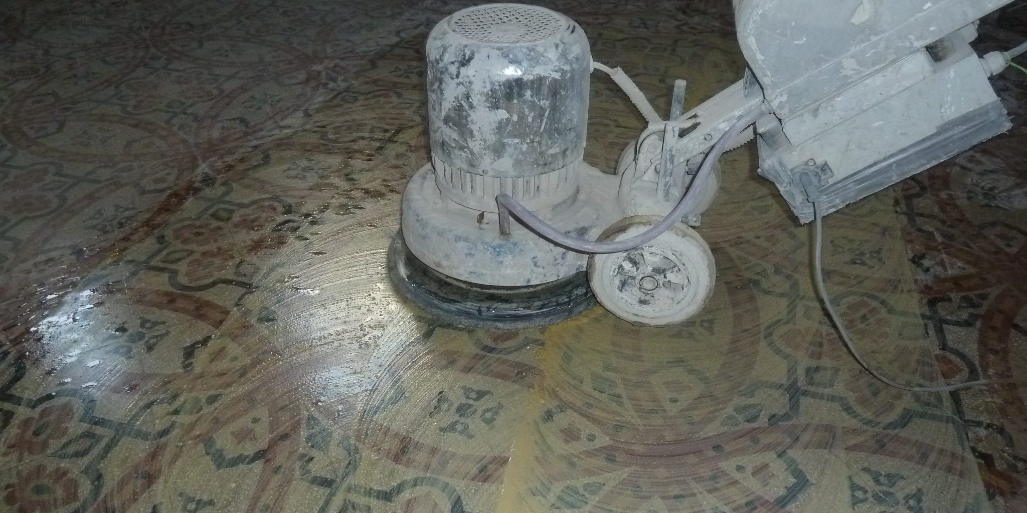 Színes cementlapok próbacsiszolása