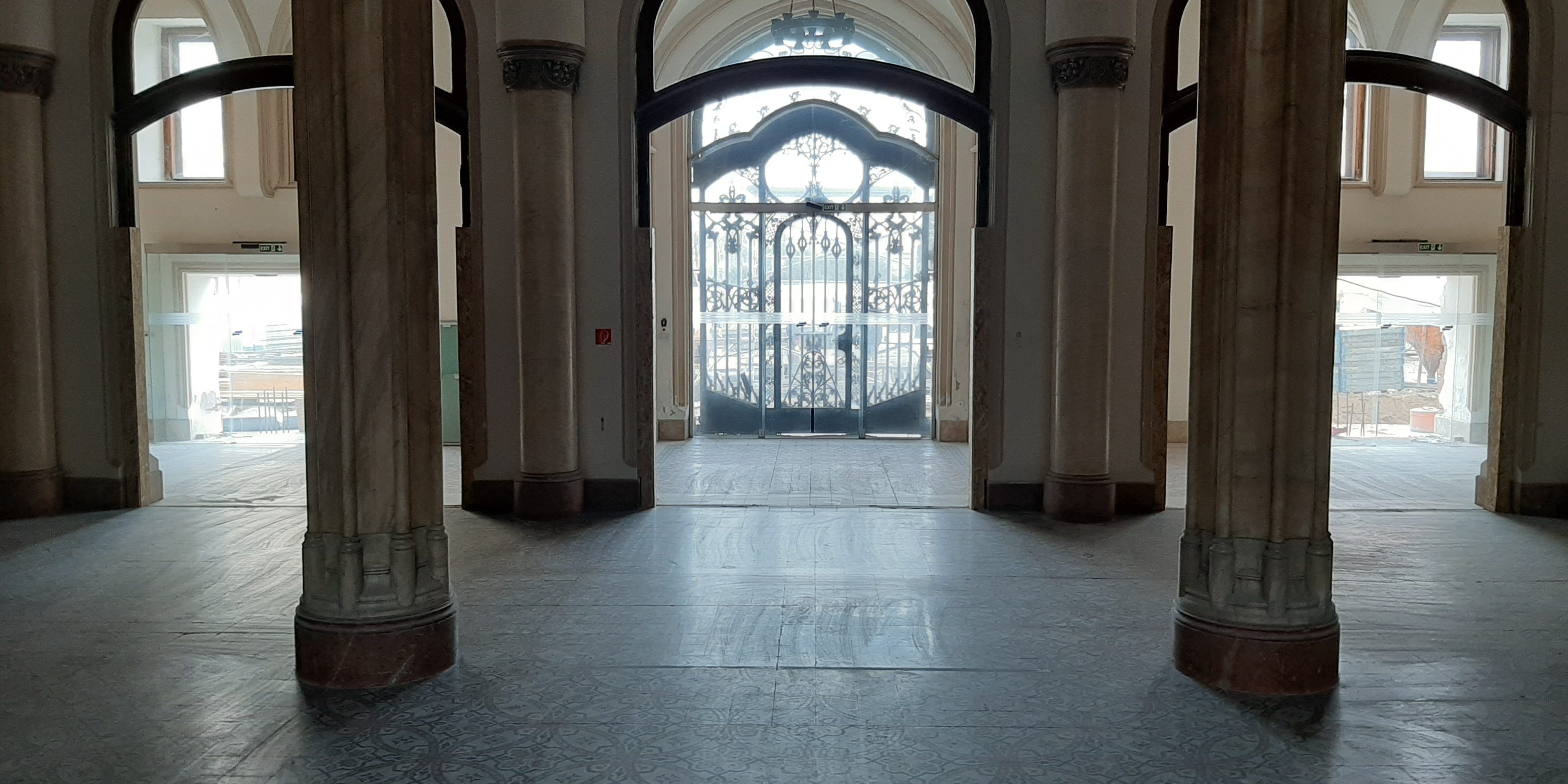 Eredeti ajtók kibontva az aulában