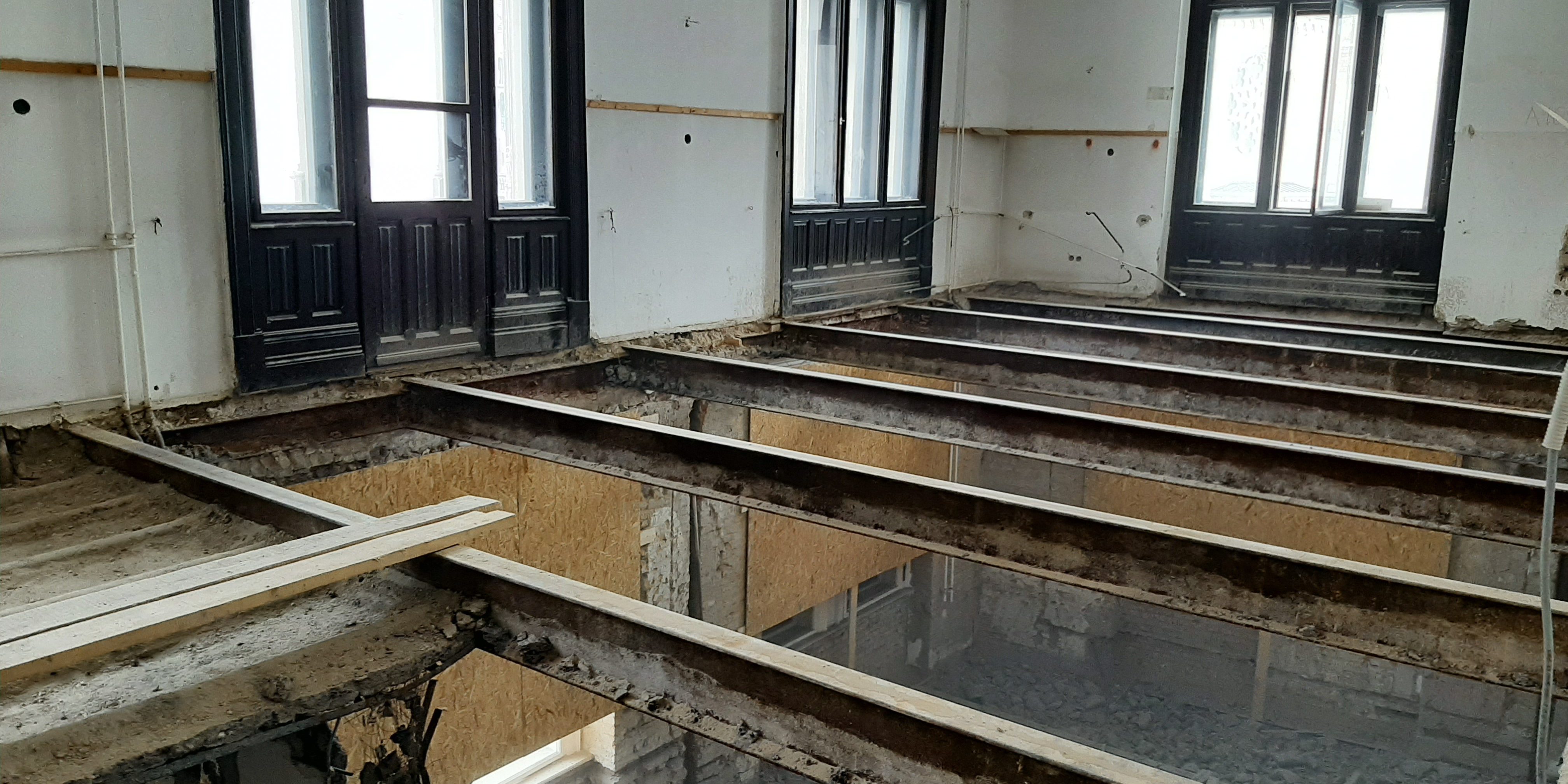 Födém elbontva a volt Miniszteri fogadóteremben