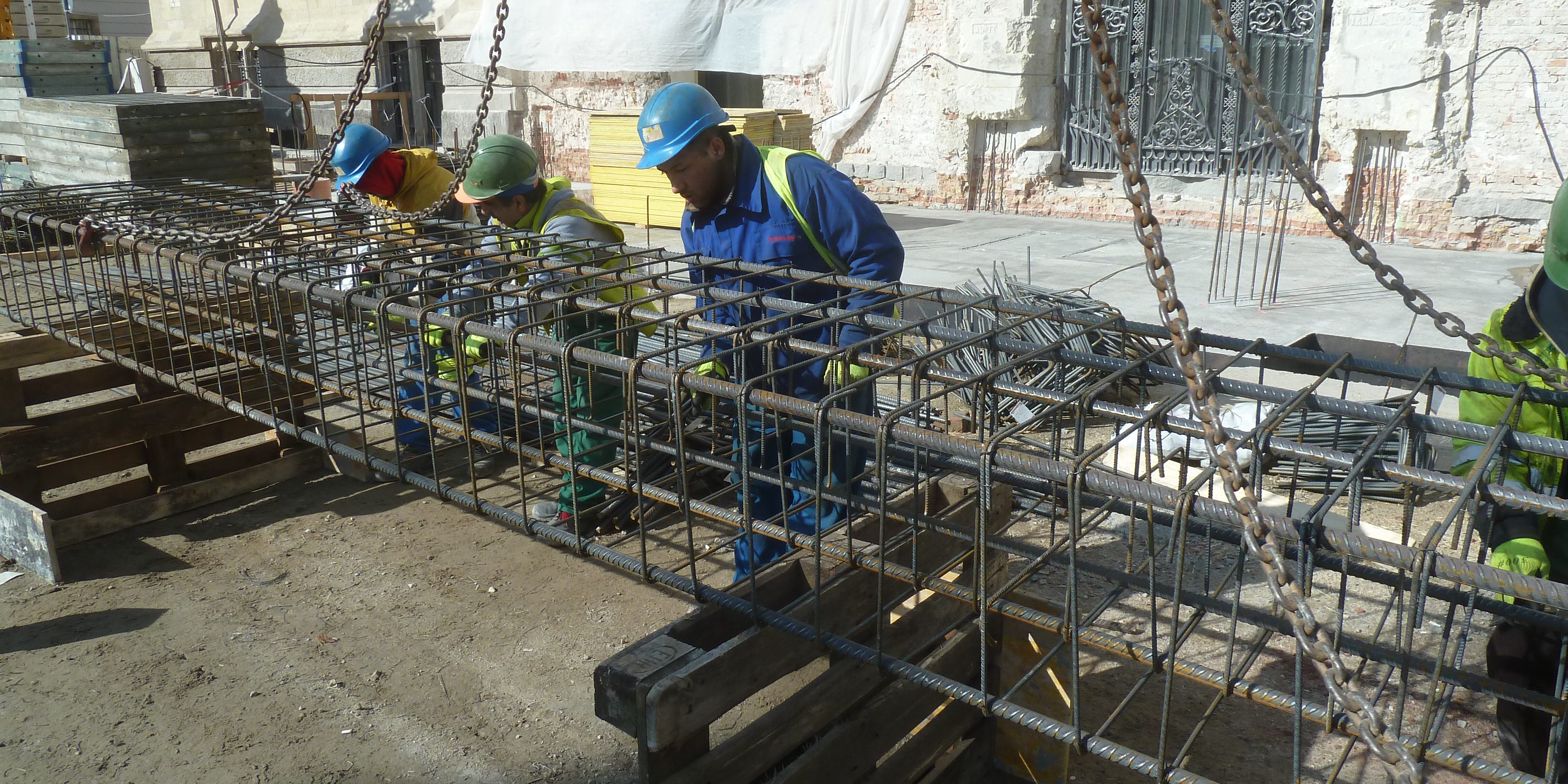 A rizalit pilléreinek vasszerelése