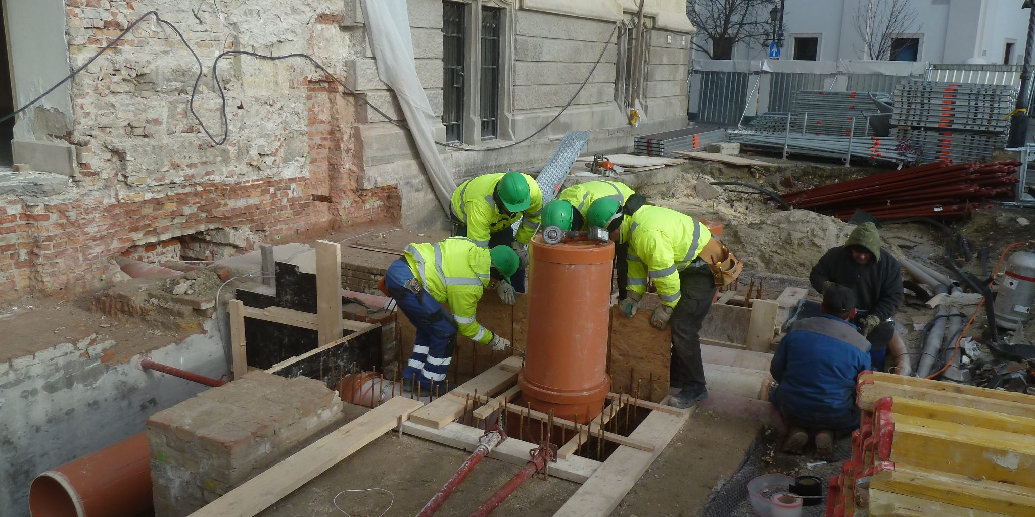 Rizalit pilléreiben lévő csőfelállások
