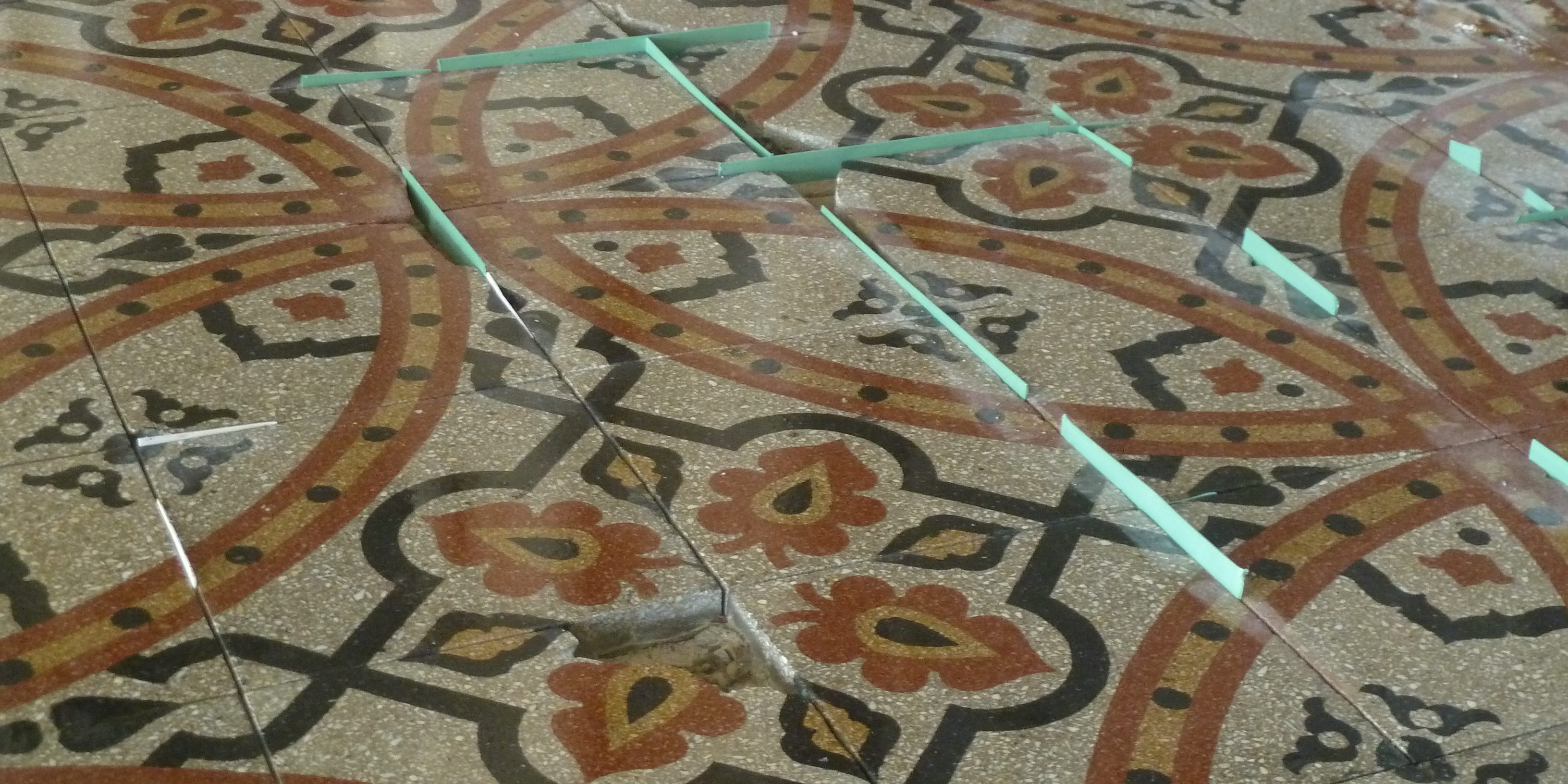 Színes cementlap próbajavítása készül az aulában