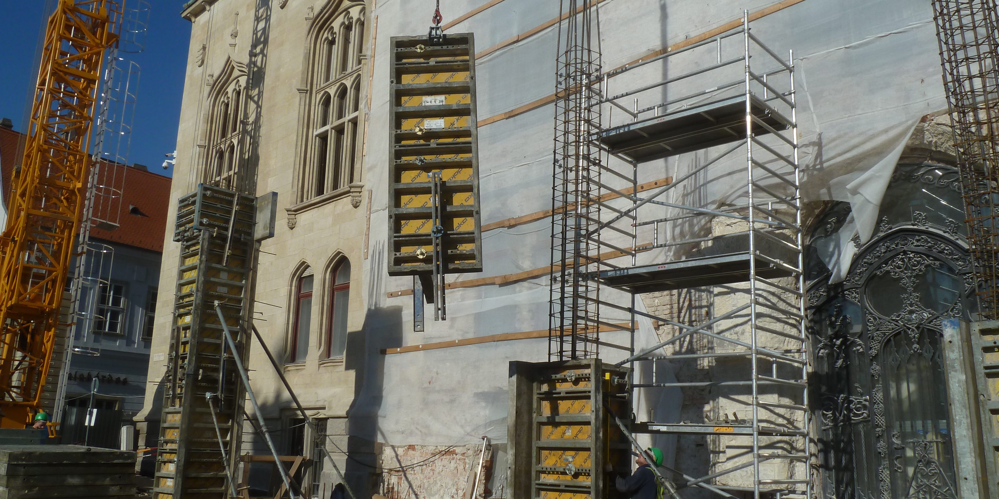 Zsalutáblák összeszerelése és bedaruzása