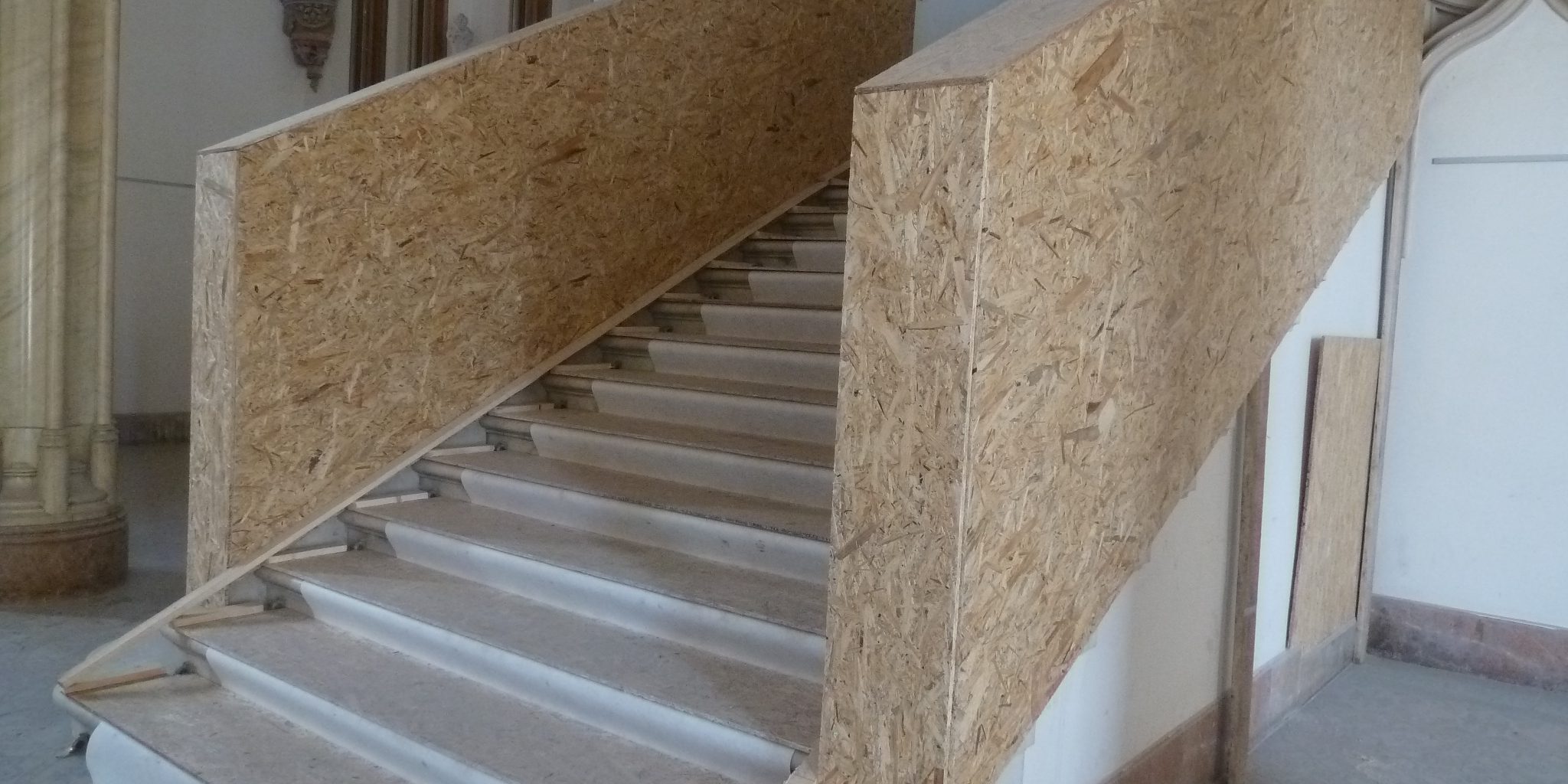 Zsolnay korlátok levédése az előcsarnokban