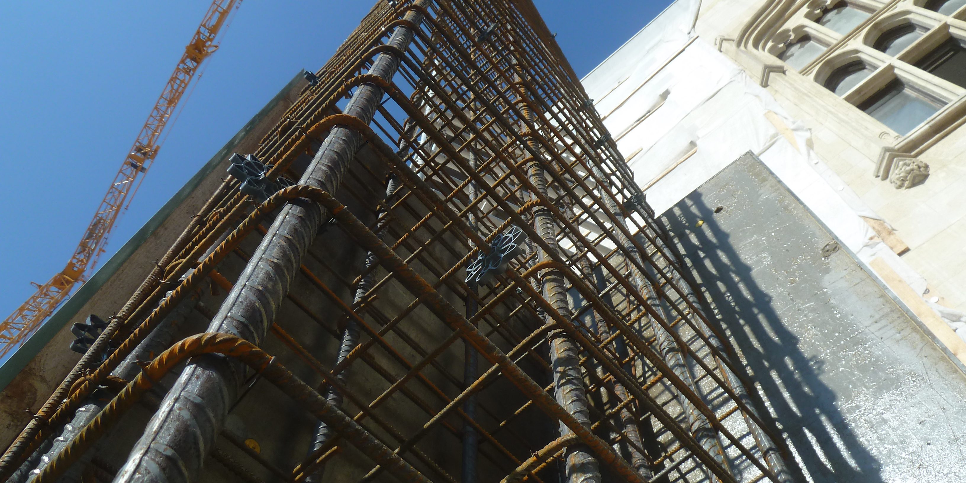 Épülnek a rizalit pillérei