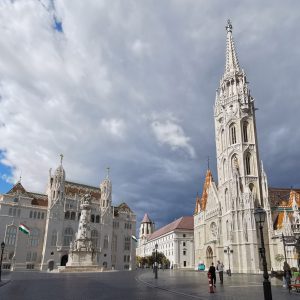 Főhomlokzat a Mátyás-templommal