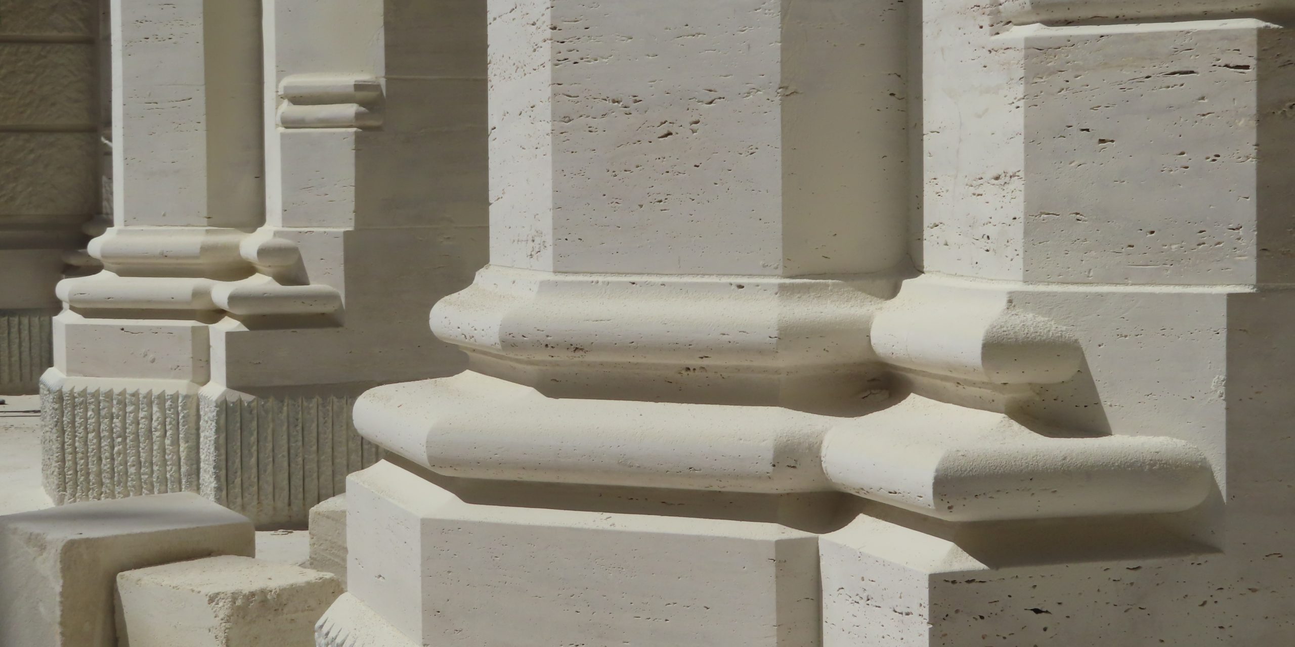 Rizalit kőelemeinek csiszolása