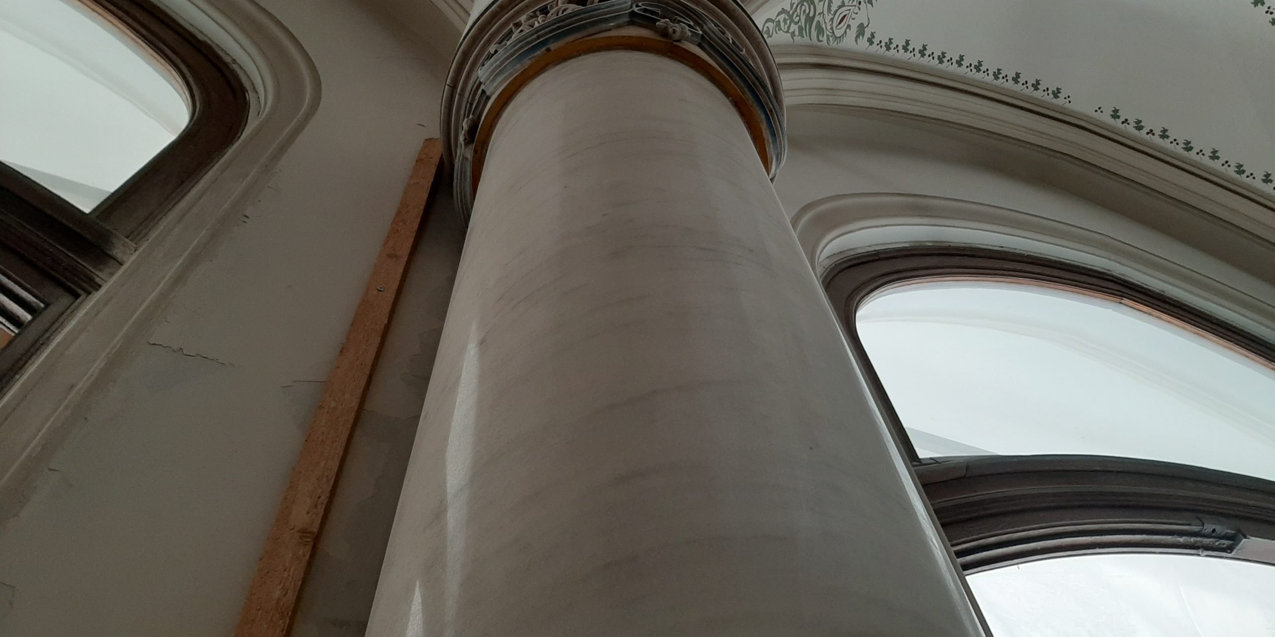 Megtisztított ruskicai márványoszlop