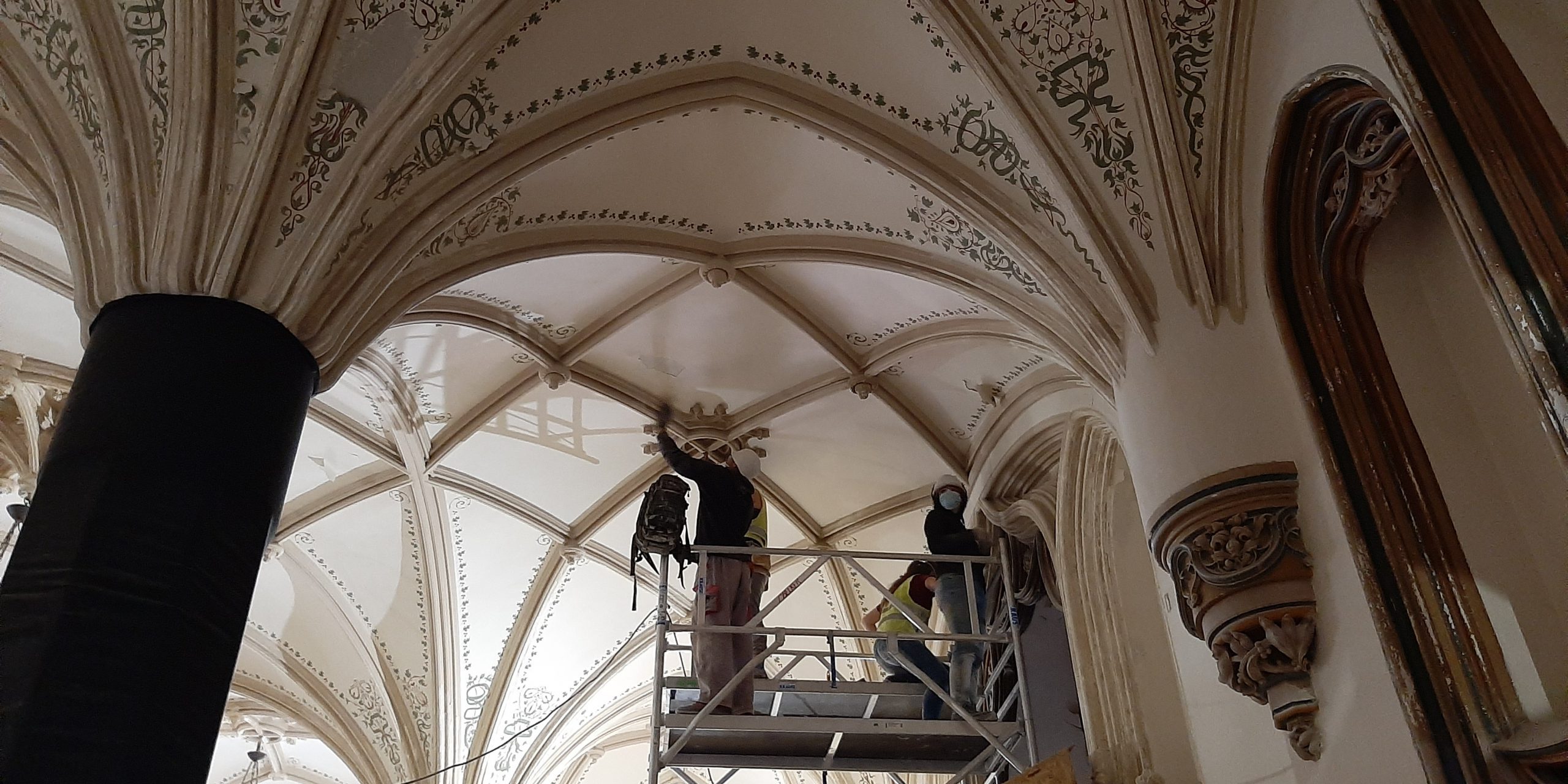 Az előcsarnok gipszdíszeinek restaurálása